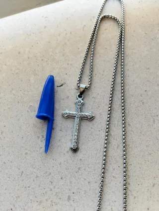 Cadena con colgante cruz pedrería