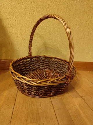 Cesta de mimbre con asa