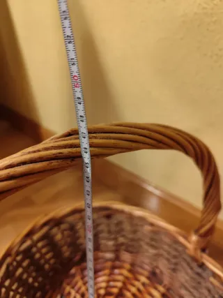 Cesta de mimbre con asa