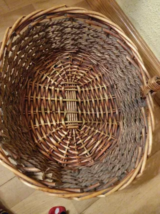 Cesta de mimbre con asa