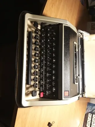 Máquina de escribir Olivetti Lettera DL