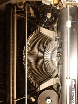 Máquina de escribir Olivetti Lettera DL