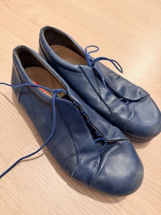 Zapatos azules de cuero con cordones