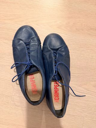 Zapatos azules de cuero con cordones