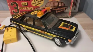 Coche de policía Rico Mercedes 3 Sirenas