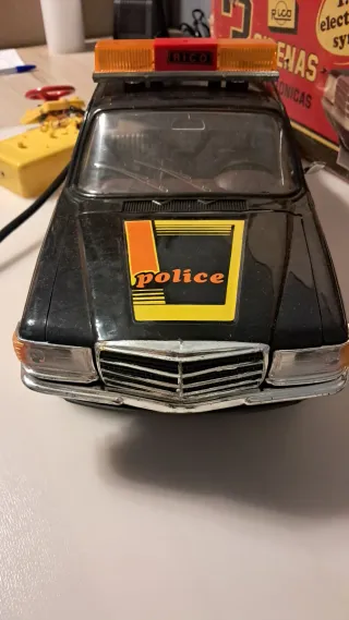 Coche de policía Rico Mercedes 3 Sirenas