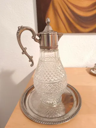 Jarra de cristal con bandeja de metal