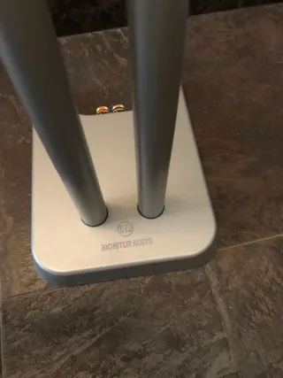 Altavoces Monitor Radius 90 con soportes