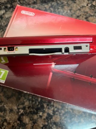 Nintendo 3DS Rosso Metallizzato + Caricatore + 2 giochi