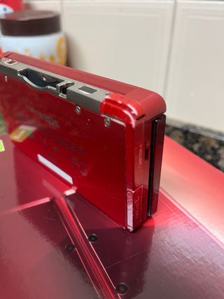 Nintendo 3DS Rosso Metallizzato + Caricatore + 2 giochi