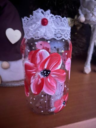 Tarro decorado flores rojas y encaje pintado a man
