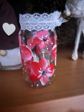Tarro decorado flores rojas y encaje pintado a man