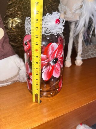 Tarro decorado flores rojas y encaje pintado a man