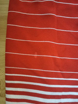 Jersey rojo con rayas blancas