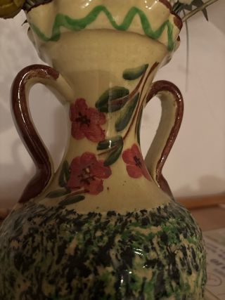 Jarrón de cerámica con flores