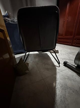 Sillón de terciopelo gris oscuro