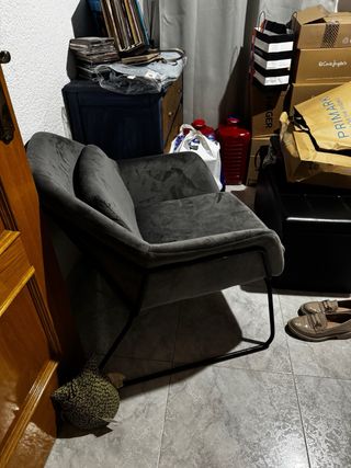 Sillón de terciopelo gris oscuro