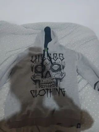 Sudadera con capucha y estampado de calavera