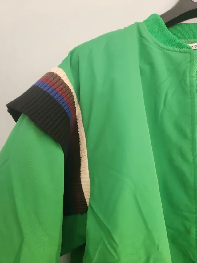 Giubbotto bomber verde con dettagli multicolor