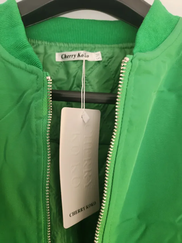 Giubbotto bomber verde con dettagli multicolor
