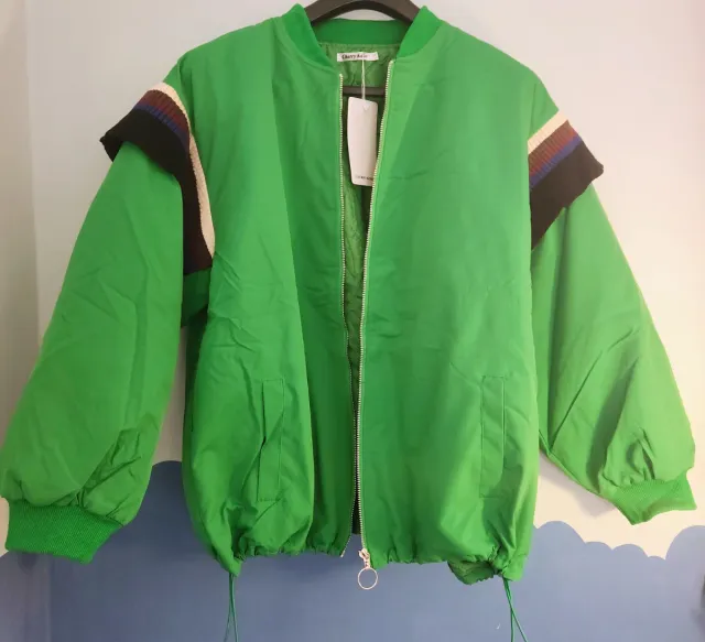 Giubbotto bomber verde con dettagli multicolor