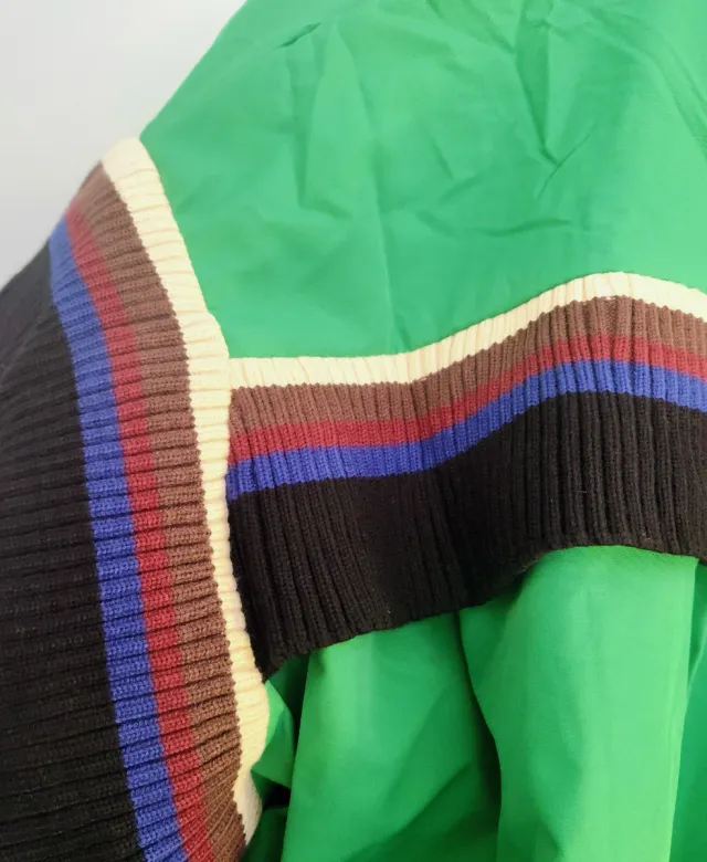 Giubbotto bomber verde con dettagli multicolor