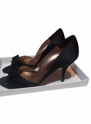 Tacones negros con lazo con suela de cuero