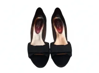 Tacones negros con lazo con suela de cuero