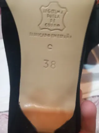 Tacones negros con lazo con suela de cuero