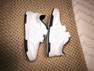 Zapatillas Adidas niño blancas velcro Talla 25.