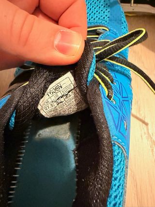 Zapatillas ASICS azules y negras