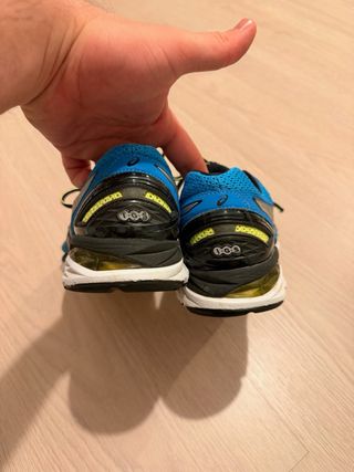 Zapatillas ASICS azules y negras