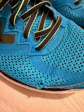 Zapatillas ASICS azules y negras