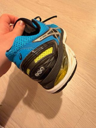 Zapatillas ASICS azules y negras