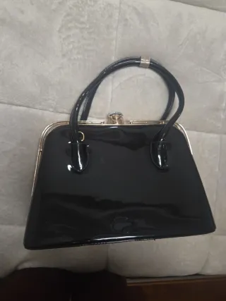 Bolso negro charol con detalles dorados