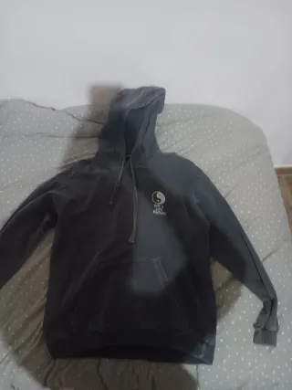 Sudadera con capucha gris