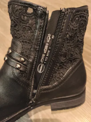 Botines negros con encaje