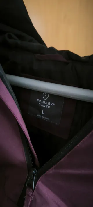 Chaqueta canguro morada y negra