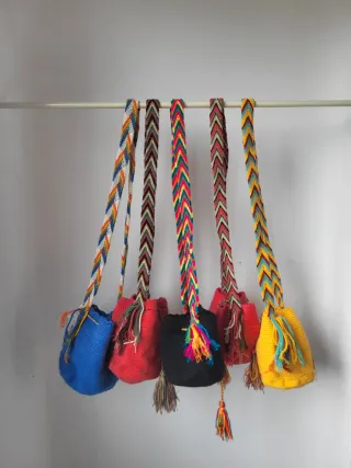 Bolsos Wayuu artesanales hechos a mano.