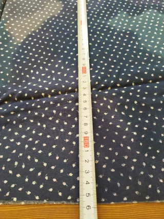 Tessuto viscosa blu con foglie bianche