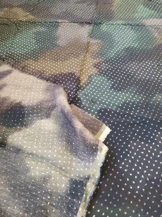 Tessuto viscosa blu con foglie bianche