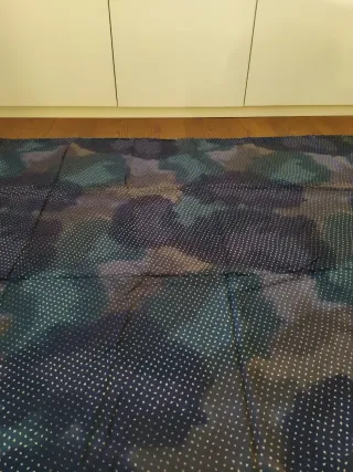 Tessuto viscosa blu con foglie bianche