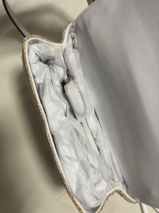 Bolso DKNY blanco y beige con cadena