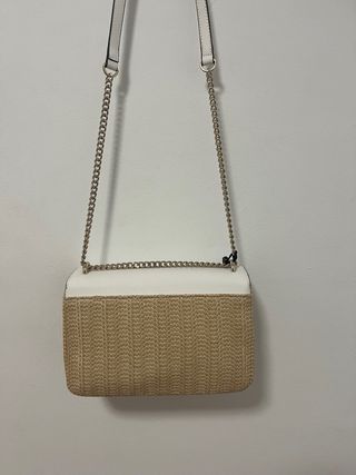 Bolso DKNY blanco y beige con cadena