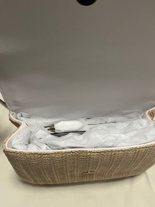 Bolso DKNY blanco y beige con cadena