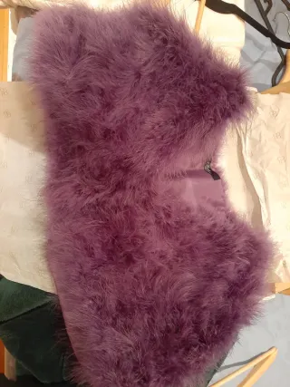 Capa de plumas violeta para fiestas