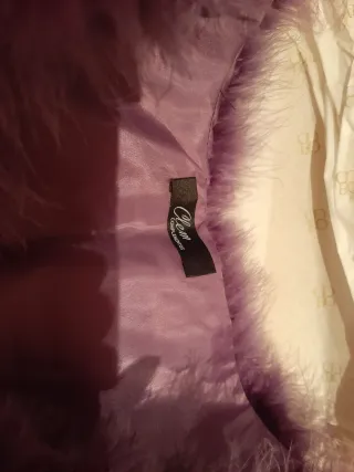 Capa de plumas violeta para fiestas