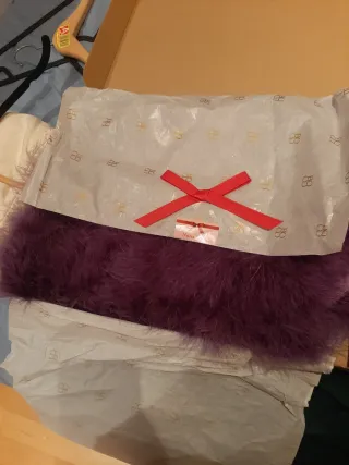 Capa de plumas violeta para fiestas