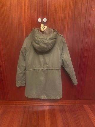 Chaqueta verde militar con capucha
