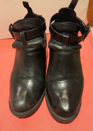 Botines negros con hebilla